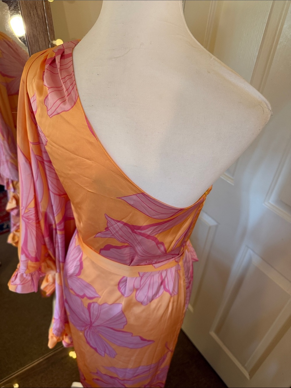 Hutch
Morgan One-Sleeve Tie-Waist Midi Dress - Picture 14 of 17